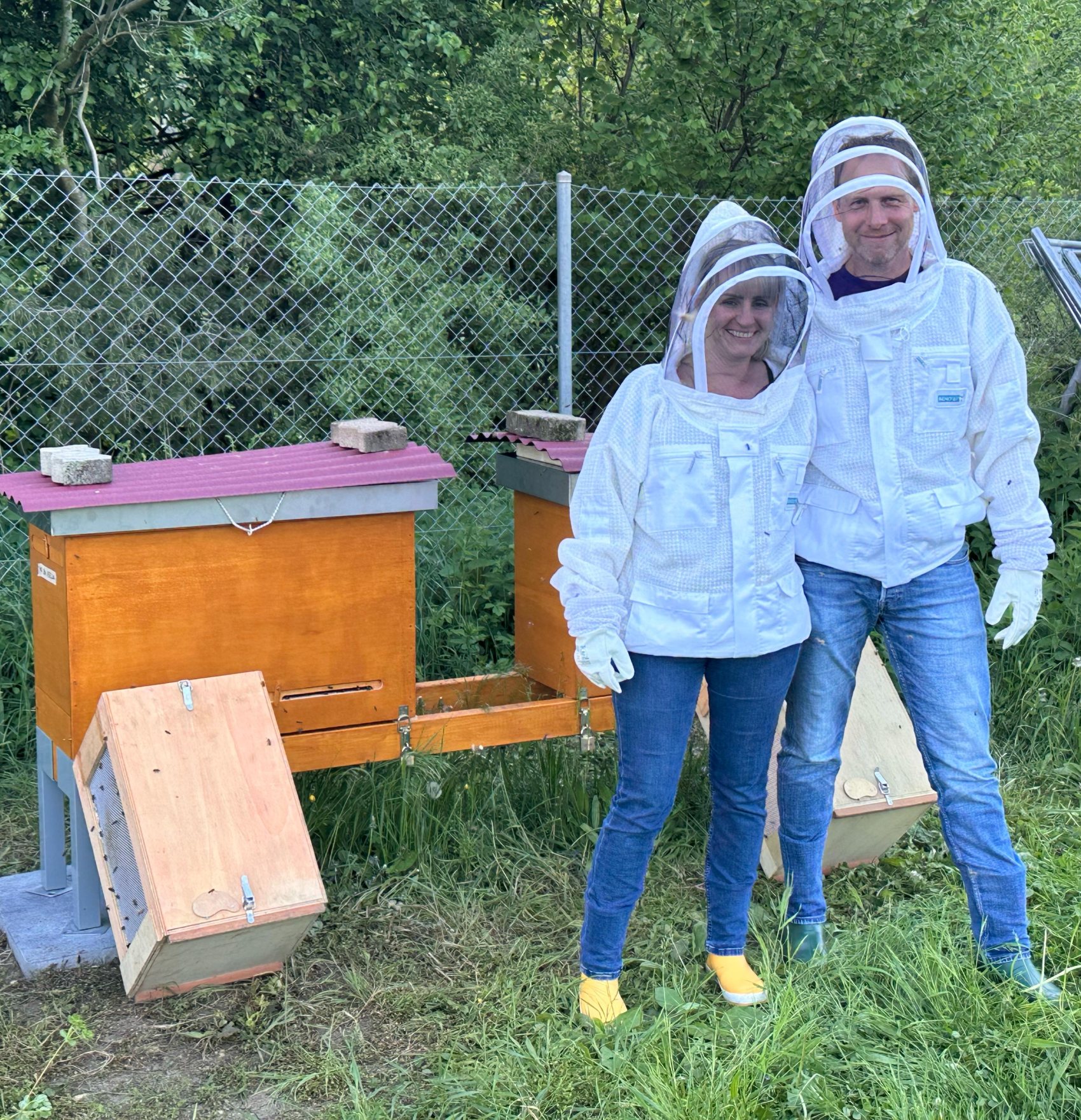 Sybille und Robert am Bienenstand